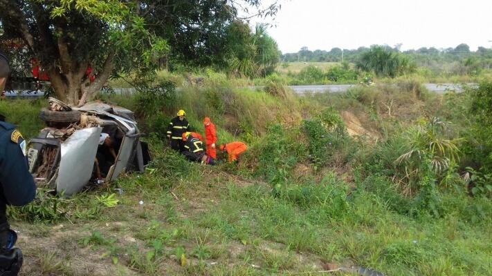 O carro que a vítima seguia saiu da pista e capotou várias vezes
