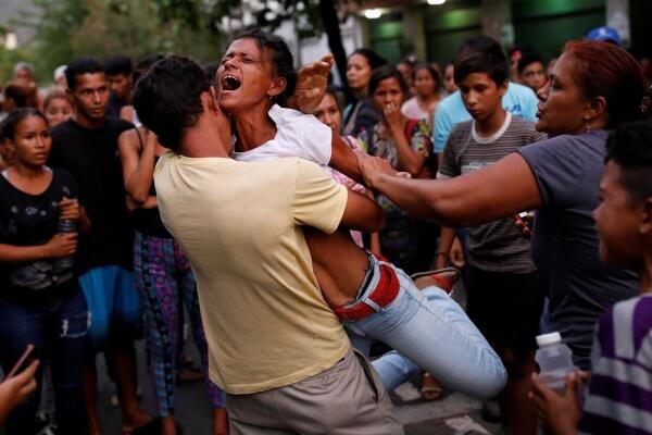 Parente de detendo de prisão de Valência, na Venezuela, reage do lado de fora da prisão  (Foto: Carlos Garcia Rawlins/Reuters)