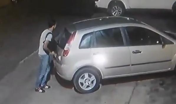 Câmera flagra momento em que rapaz abre porta-mala de veículo em estacionamento de supermercado (Foto: Divulgação)