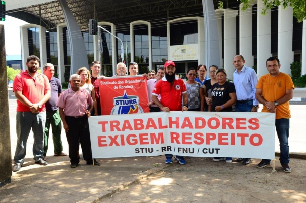 Servidores exigem que Governo pague salário referente a mês de março (Foto: Hione Nunes)