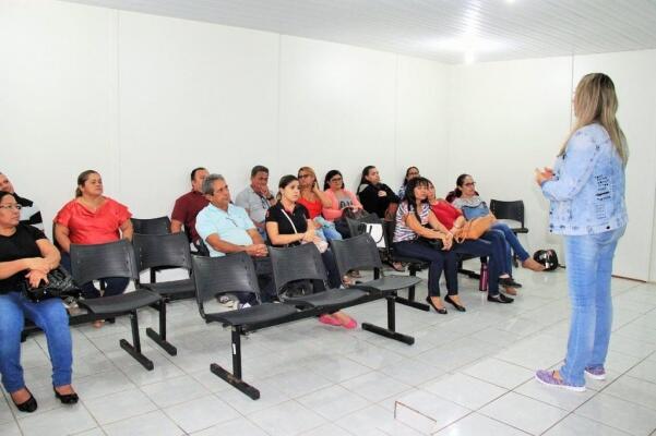 A assistente social Débora Nóbrega é a responsável pela capacitação com agentes da Polícia Civil (Foto: Divulgação/Ascom PCRR)
