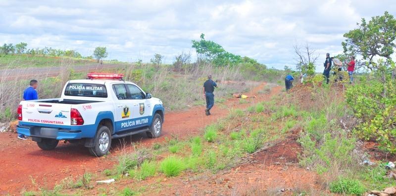 O mais recente cadáver localizado no Anel Viário tinha marcas de tiros e facadas (Fotos: Diane Sampaio)
