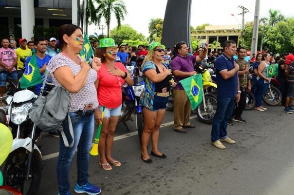 Durante o ato, os manifestantes cantaram o hino nacional brasileiro (Foto: Nilzete Franco)