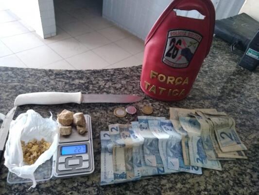 O dinheiro apreendido na ação reforça as suspeitas de que o casal lucrava com a venda de drogas na região  (Foto: Divulgação)
