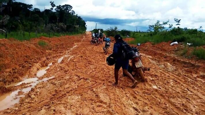 Por conta de atoleiros, muitos moradores tem sentido dificuldades para transitar pela Vicinal 22, em São Luiz (Foto: Divulgação)