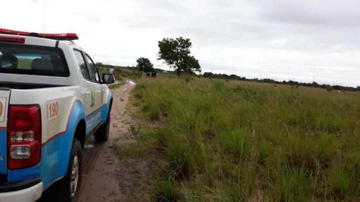 Os corpos foram encontrados no início desta tarde pela PM (Foto: Tarsira Rodrigues)