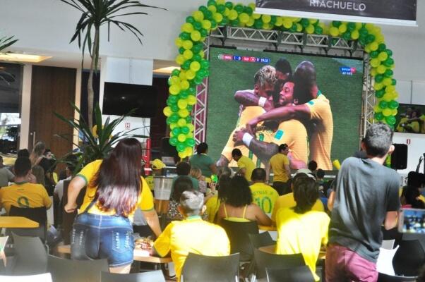 Shopping do Caçari ficou lotado de torcedores neste domingo, 17 (Foto: Diane Sampaio)