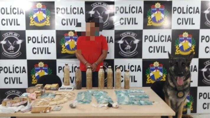 O fornecedor de drogas foi apresentado na DRE junto com os materiais apreendidos (Foto: Divulgação)