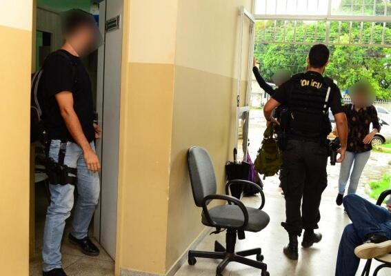 Policiais federais cumprindo mandado de busca e apreensão na Câmara Municipal de Boa Vista (Foto: Nilzete Franco)