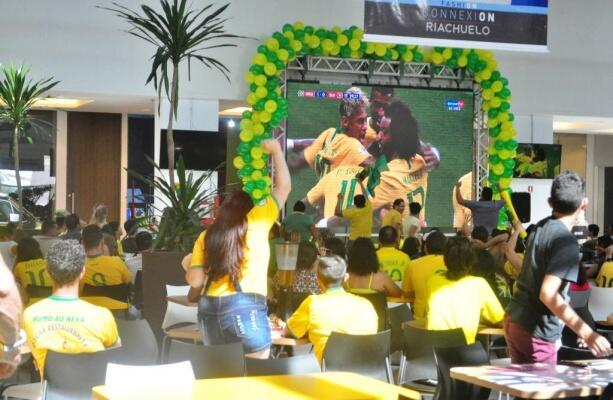 Algumas instituições tiveram alterações de horário para que servidores possam acompanhar os jogos da Copa (Foto: Diane Sampaio)