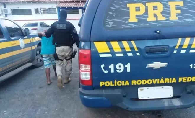 O foragido foi encaminhado para a sede da Dicap, no bairro São Vicente (Foto: Divulgação/Nucom PRF)