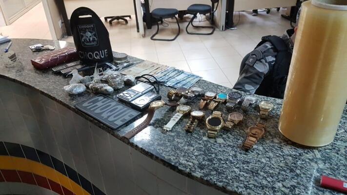 Relógios, balança de precisão, drogas e dinheiro estão entre os itens apreendidos com o casal (Foto: Divulgação)