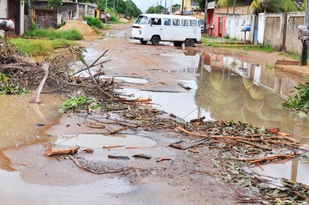 Motoristas precisam fazer o retorno e seguir por outra rua (Foto: Wenderson de Jesus)