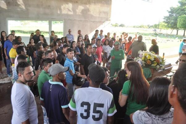 Várias pessoas acompanharam o enterro de Manoel Sousa (Foto: Diane Sampaio/Folha Web)