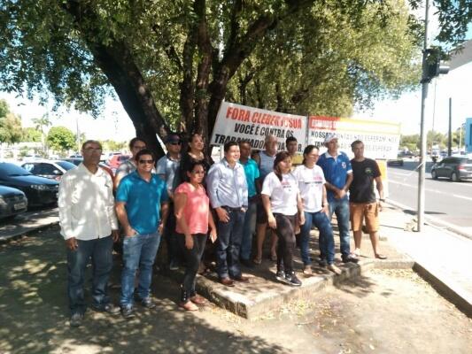 Cerca de quinze servidores da Companhia Energética de Roraima (Cerr) denunciaram a falta de pagamento (Foto: Minervaldo Lopes/Folha BV)