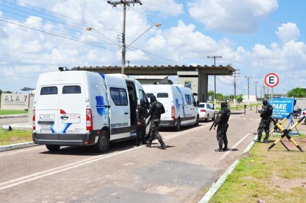 Carros celas foram utilizados para transportar os presos até a Base Aérea de Boa Vista. (Foto: Wenderson de Jesus)