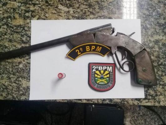 A arma e o ex-detento foram encaminhados para a Central de Flagrantes do 5º DP (Foto: Divulgação)