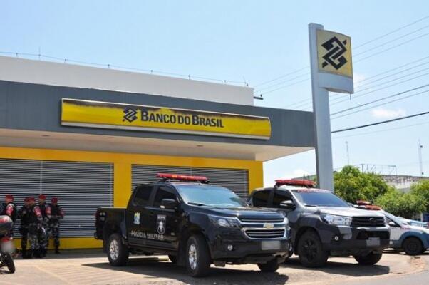 Bandidos entraram na agência por volta das 9h40 e agiram rapidamente (Foto: Wenderson Cabral/Folha BV)