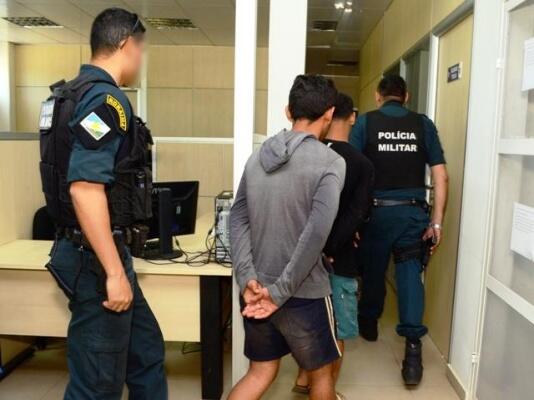 Jovens ficaram detidos numa das celas da Unidade Policial até a manhã de hoje, dia 26 (Foto: Nilzete Franco - FolhaBV)