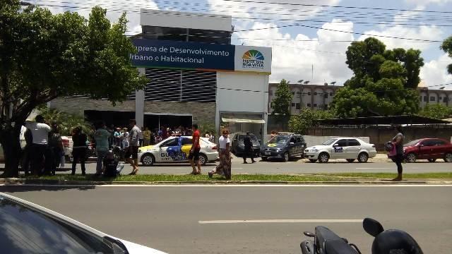 Mais de 200 agricultores familiares estão reunidos em frente a Empresa de Desenvolvimento Urbano e Habitacional, na tarde desta sexta-feira, 28 (Foto: Nilzete Franco/Folhabv)