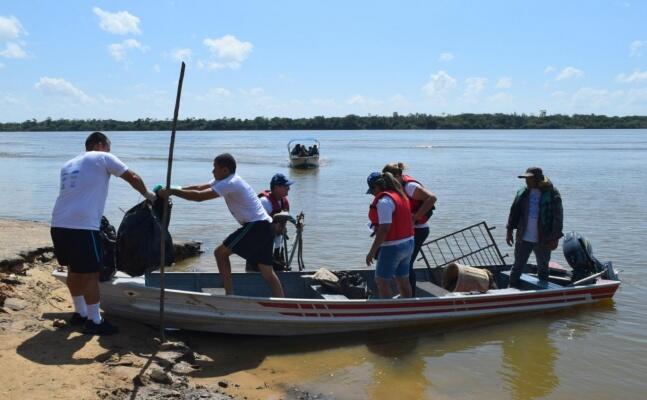 )s voluntários se reuniram cedo e se dividiram de barco e por terra, para as margens do rio Branco e balneários da cidade.(Fotos: Ascom/Caerr)