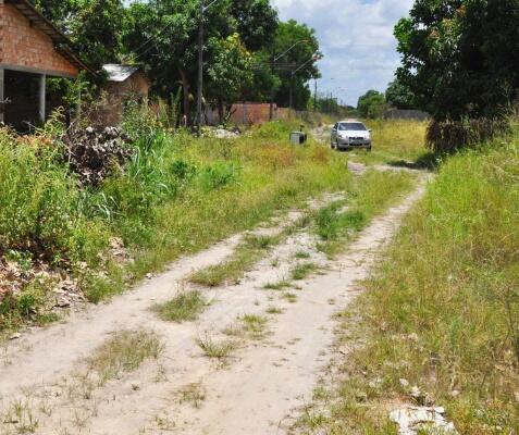 Para desviar do entulho, moradores usam vias alternativas para trafegar (Foto: Wenderson Cabral/ Folha BV)