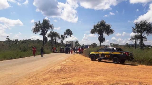 O bloqueio ocorre no KM 693 (Foto: Nucom PRF)