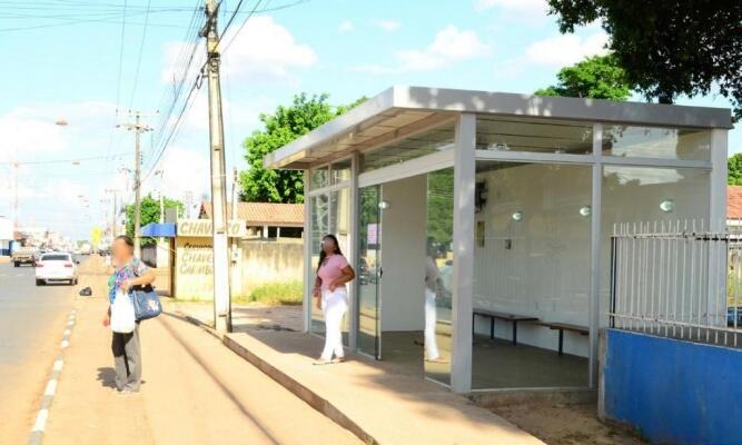 Usuários que moram em bairros mais distantes do Centro reclamam das condições das paradas, tempo de espera e rotas sem sentido (Foto: Nilzete Franco/ Folha BV)