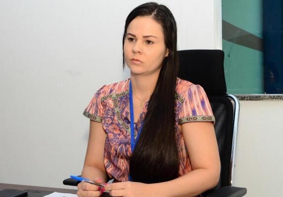 A diretora de atendimento de conciliação do Procon Estadual, Juciane Pollmeier, explica que golpes normalmente são aplicados pela internet com ofertas em classificados on-line (Foto: Nilzete Franco/ Folha BV)