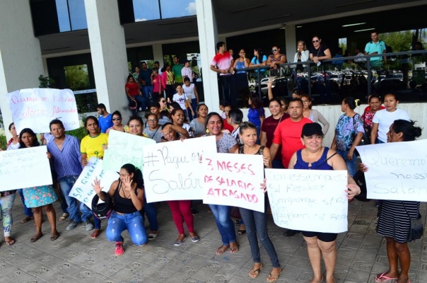 Mais de 400 empregados de empresas terceirizadas estão reunidos em frente a Assembleia Legislativa (Foto: Divulgação)