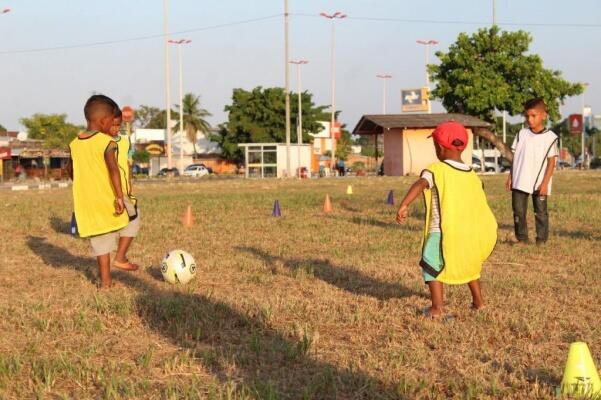 Projeto que aproximar crianças venezuelanas e brasileiras por meio do futebol (Foto: Divulgação/Operação Acolhida)