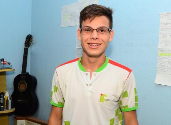 Motivado, o aluno Kaio Araújo pretende continuar desenvolvendo projetos que intercalem a tecnologia e a saúde (Foto: Nilzete Franco/Folha BV)