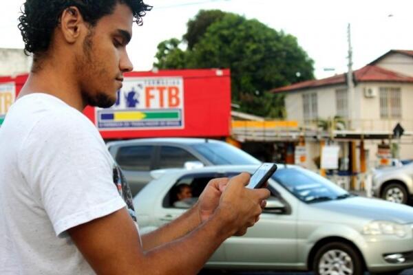 Distração deixa as vítimas vulneráveis e tornam-se alvos fáceis para os assaltantes. (Foto: Priscilla Torres)