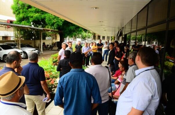 Reunião ocorreu no estacionamento da sede do Sefaz (Foto: Divulgação)