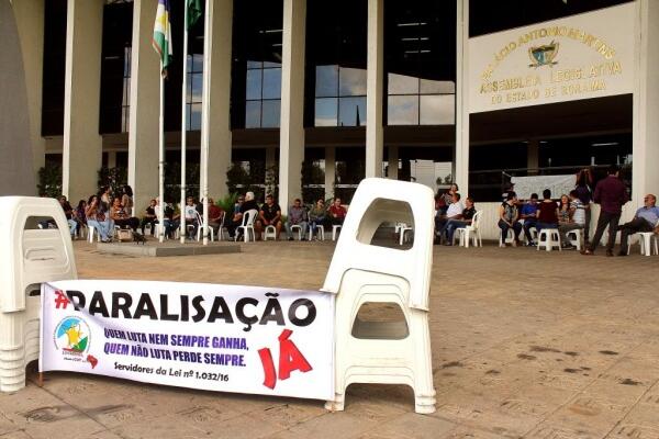 Servidores se reuniram em frente à Assembleia Legislativa (Foto: Priscilla Torres/Folha BV)