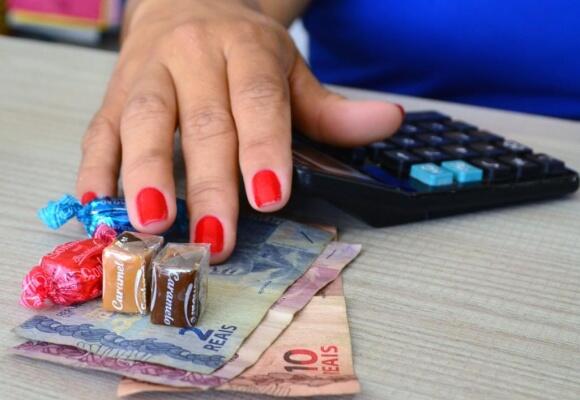 Consumidor pode aceitar troco em balas, por exemplo, ou pedir o dinheiro restante, sem qualquer restrição (Foto: Nilzete Franco/Folha BV) Consumidor pode aceitar troco em balas, por exemplo, ou pedir o dinheiro restante, sem qualquer restrição (Foto: Nilzete Franco/Folha BV)