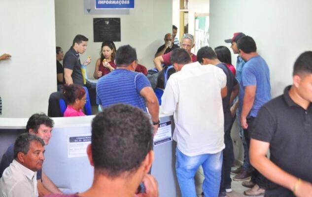Policiais civis paralisados passaram o dia na Sefaz, como forma de pressionar o poder público a pagar a categoria (Foto: Wenderson Cabral/Folha BV)
