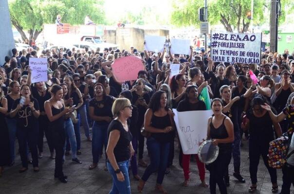 Manifestantes lotaram a entrada da Assembleia Legislativa de Roraima (Foto: Nilzete Franco/Folha BV)