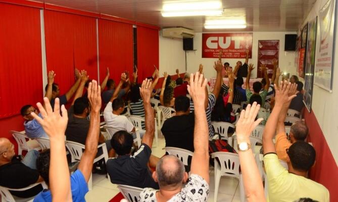 Servidores ligados ao Sintraima concordaram em ingressar com uma ação no MPF contra poderes (Foto: Nilzete Franco/Folha BV)