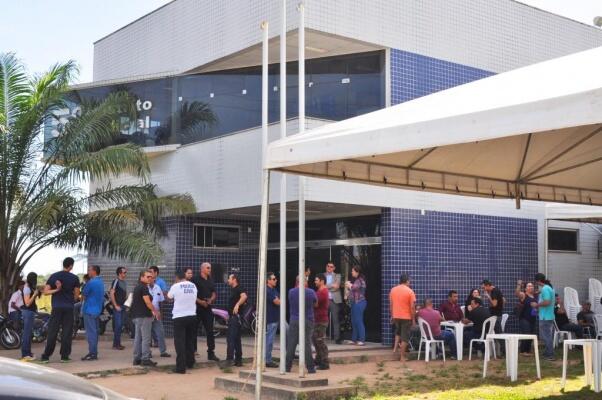 Principal delegacia do Estado está responsável tanto pelo atendimento à população, quanto pelos flagrantes realizados pela Polícia Militar (Foto: Wenderson Cabral/Folha BV)