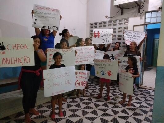 Manifestantes exigem uma resposta do Governo sobre os salários atrasados (Foto: Divulgação)