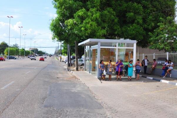 Diante do trabalho incompleto, a população busca maneiras de se proteger do sol (Foto: Wenderson Cabral/Folha BV)