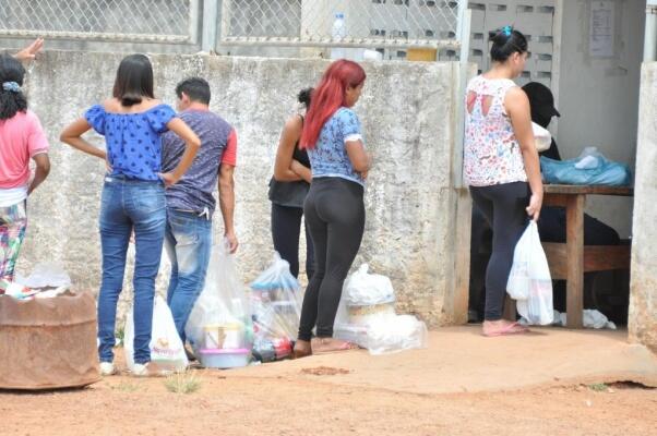 Familiares aguardam na fila para saber se podem ou não entregar a alimentação para presos (Foto: Diane Sampaio/Folha BV)
