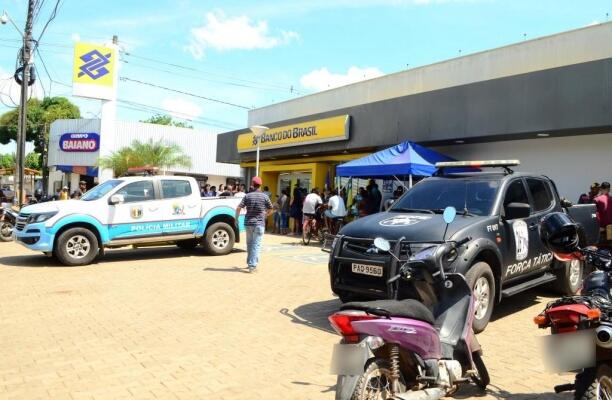 Clientes da agência do Banco do Brasil, na avenida São Sebastião, bairro Tancredo Neves, viveram momentos de terror (Foto: Nilzete Franco/Folha BV) Clientes da agência do Banco do Brasil, na avenida São Sebastião, bairro Tancredo Neves, viveram momentos de terror (Foto: Nilzete Franco/Folha BV)