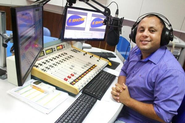 Locutor da Rádio Folha FM seleciona para o ouvinte um repertório de músicas agitadas (Foto: Priscilla Torres/Folha BV)