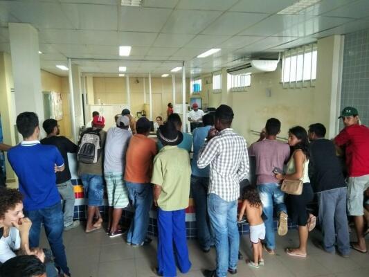 Cerca de 30 pessoas estavam no 5º DP, algumas desde cedo, e o tumulto era grande (Foto: Minervaldo Lopes/Folha BV)