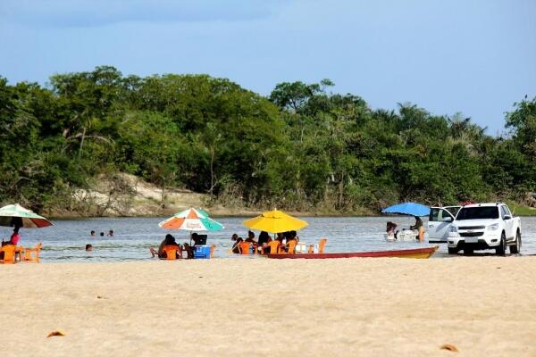 Famílias aproveitam o final de semana e feriados para se refrescar nas praias, mas são surpreendidas com ataques de piranhas (Foto: Priscilla Torres/Folha BV)