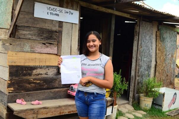 Estephany mora no bairro São Bento, em uma pequena casa de madeira, com a mãe, o pai e uma irmã (Foto: Nilzete Franco/Folha BV)