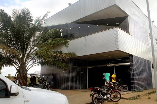 Os policiais conduziram a dupla até a Central de Flagrantes do 5o DP (Foto: Priscilla Torres/Folha BV)
