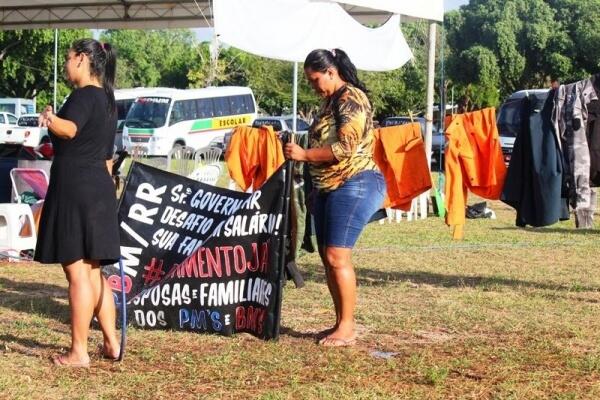 Manifestantes acampam na Praça do Centro Cívico, em frente à sede do Governo do Estado (Foto: Priscilla Torres/Folha BV)